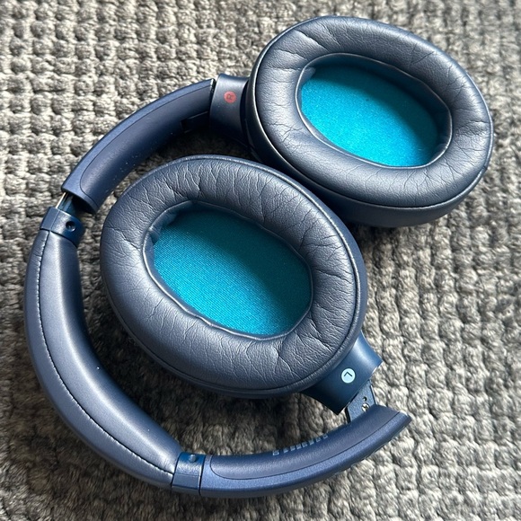 Sony WH-XB900n noise cancelling headphones in blue - Picture 2 of 3